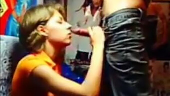 Selbstgemachtes Video Von Einem Jungen Mädchen, Das Einen Blowjob Mit Einem Gesichtsbesamung Bekommt