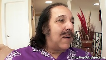 Ron Jeremy Har Ett Lyckligt Möte Med Sin Styvdotter Lynn Love.