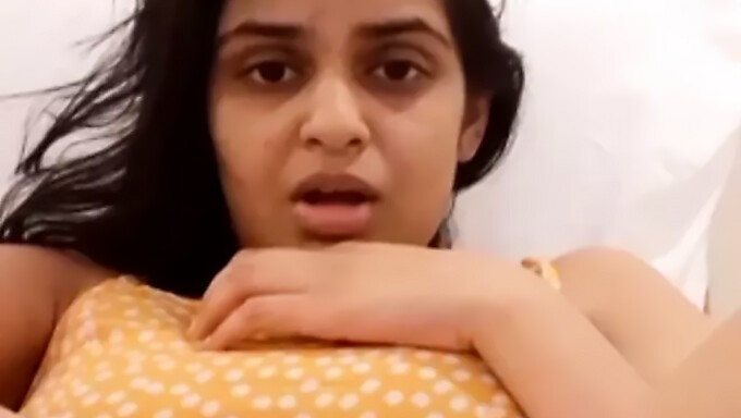 La Bellissima Figa Di Una Teenager Tamil (Sri Lanka) Raggiunge L'Orgasmo