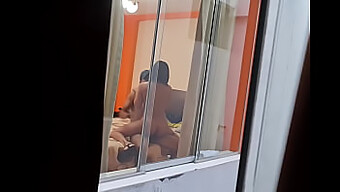 남편의 비밀 카메라에 다른 남자와 침대에 갇힌 라틴 아내