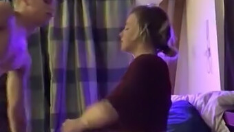 Große Natürliche Titten Und Cumshot In Amateur-Video