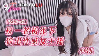 18岁的亚洲女孩嘴里...