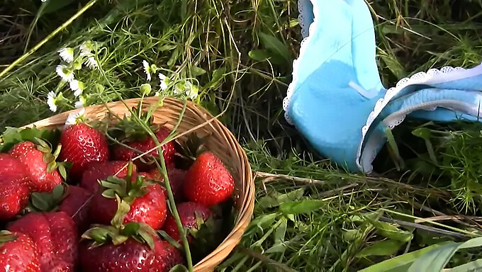 Fille Chaude Avec Une Chatte De Fraise