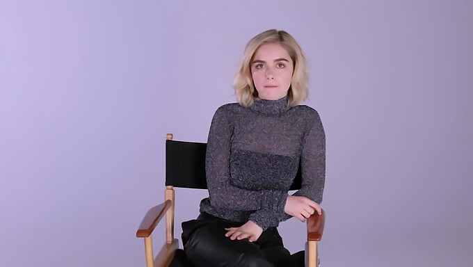 Kiernan Shipka Si Užíva Roztomilé Honenie Pre Tvoje Potešenie