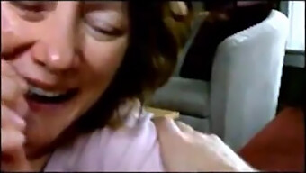 La Esposa Milf Da Una Mamada Sensual Y Recibe Una Corrida Facial