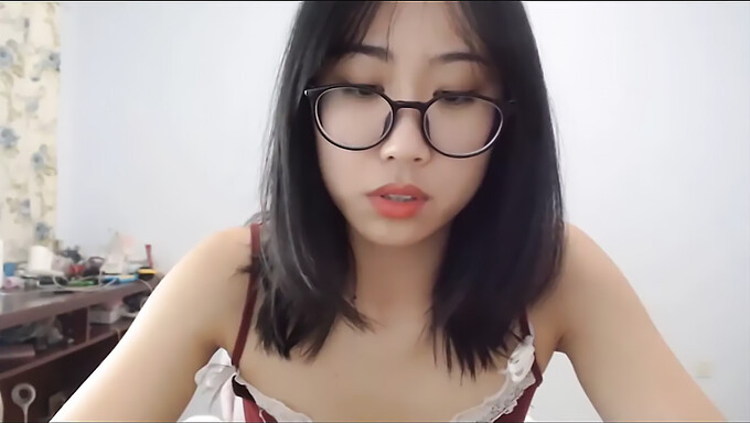 Asiatisches Mädchen Neckt Und Blitzt In 60 Fps