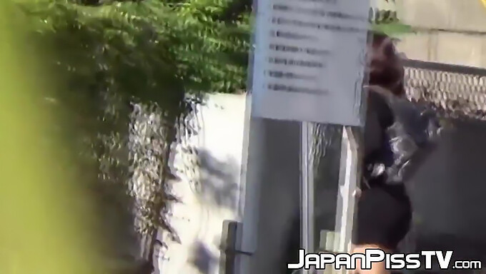 Japanse Tieners Betrapt Op Stiekem Plassen