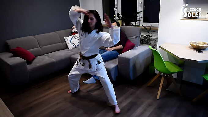 Teen (18+) Dominuje S Karate Pohyby A Femdom Dominancí