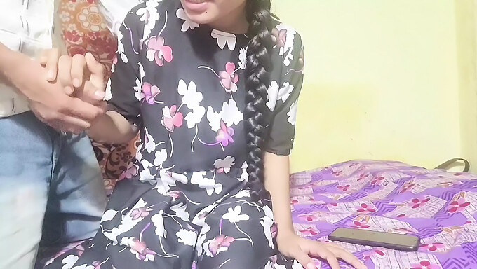 La Séduisante Desi Bhabhi Fait Plaisir À Son Homme Dans Une Vidéo Maison