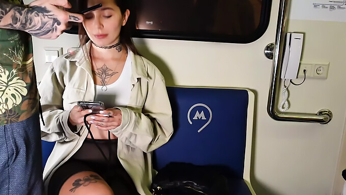 Sex În Public Într-Un Tren: O Fată Tatuată Își Ia Pizda Futută