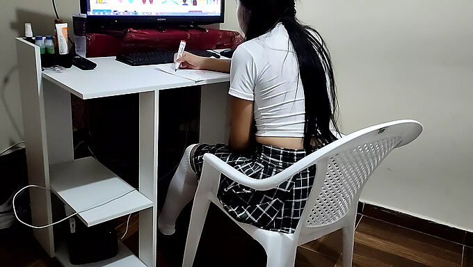 Seduzindo Uma Jovem Para O Prazer Anal