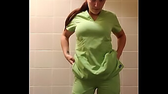 Geile Milf Komt Klaar In Scrubs 2