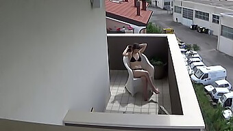 Une Ado Italienne Amateur Se Fait Prendre Sur Son Balcon