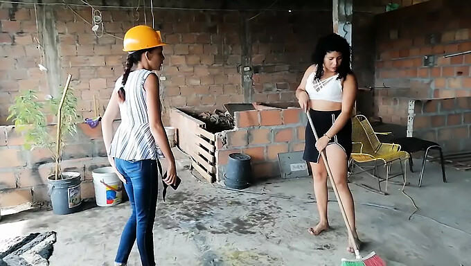 Ingeniero De La Construcción Recibe Una Buena Nalgada Y Follada Por Una Chica Cachonda