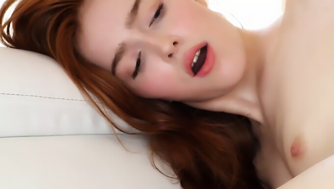 A Ruiva Jia Lissa Experimenta Um Orgasmo Incrível Neste Vídeo Adulto.