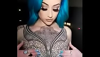 Una Bella Ragazza Tatuata Con L'Inchiostro Più Grande