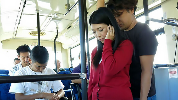 Japanse Meisje Aimi Nagano Krijgt Haar Kutje Geneukt In Een Bus